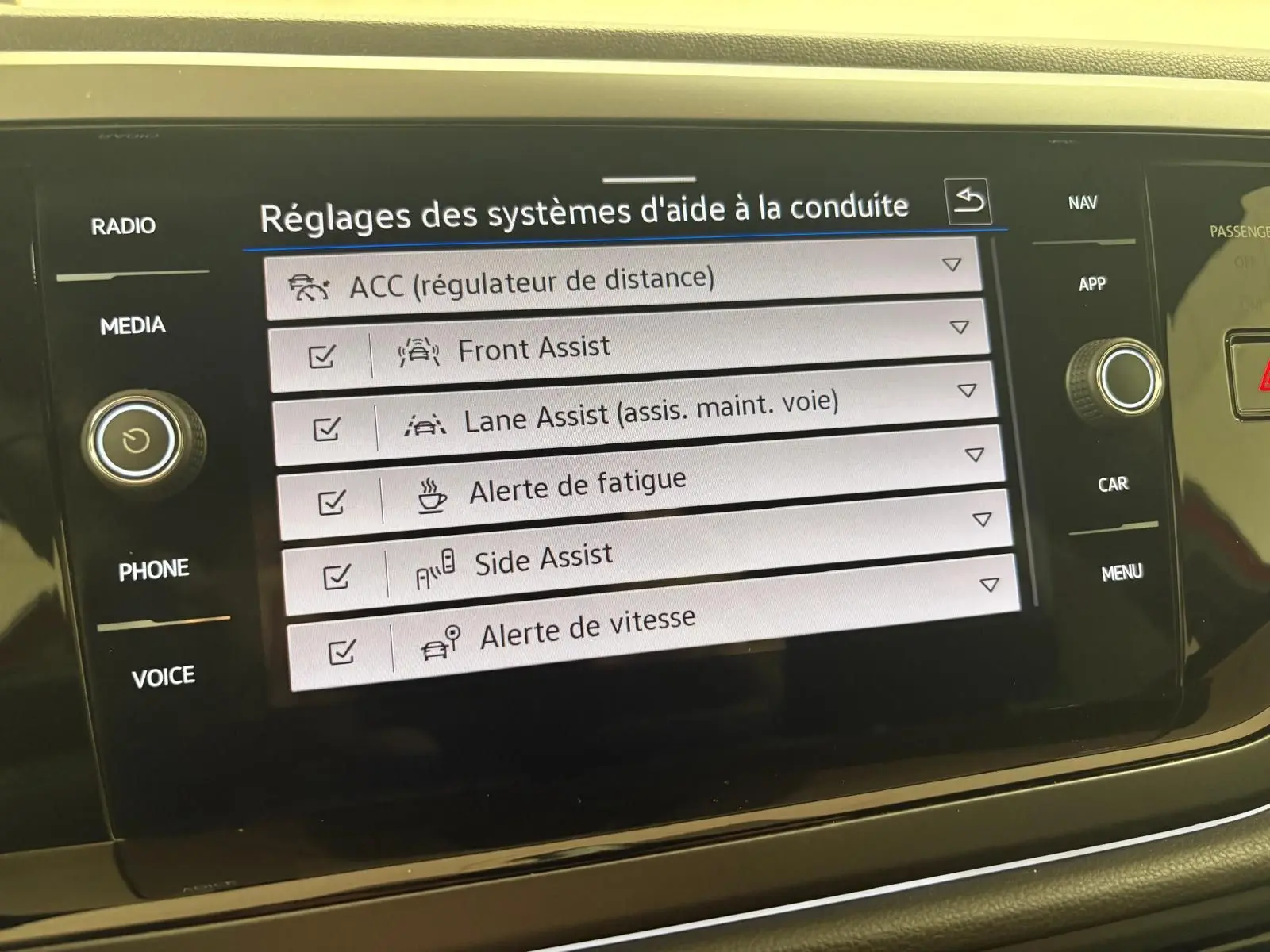 Écran tactile du système d'infodivertissement Volkswagen Polo 2025 affichant les réglages des aides à la conduite.