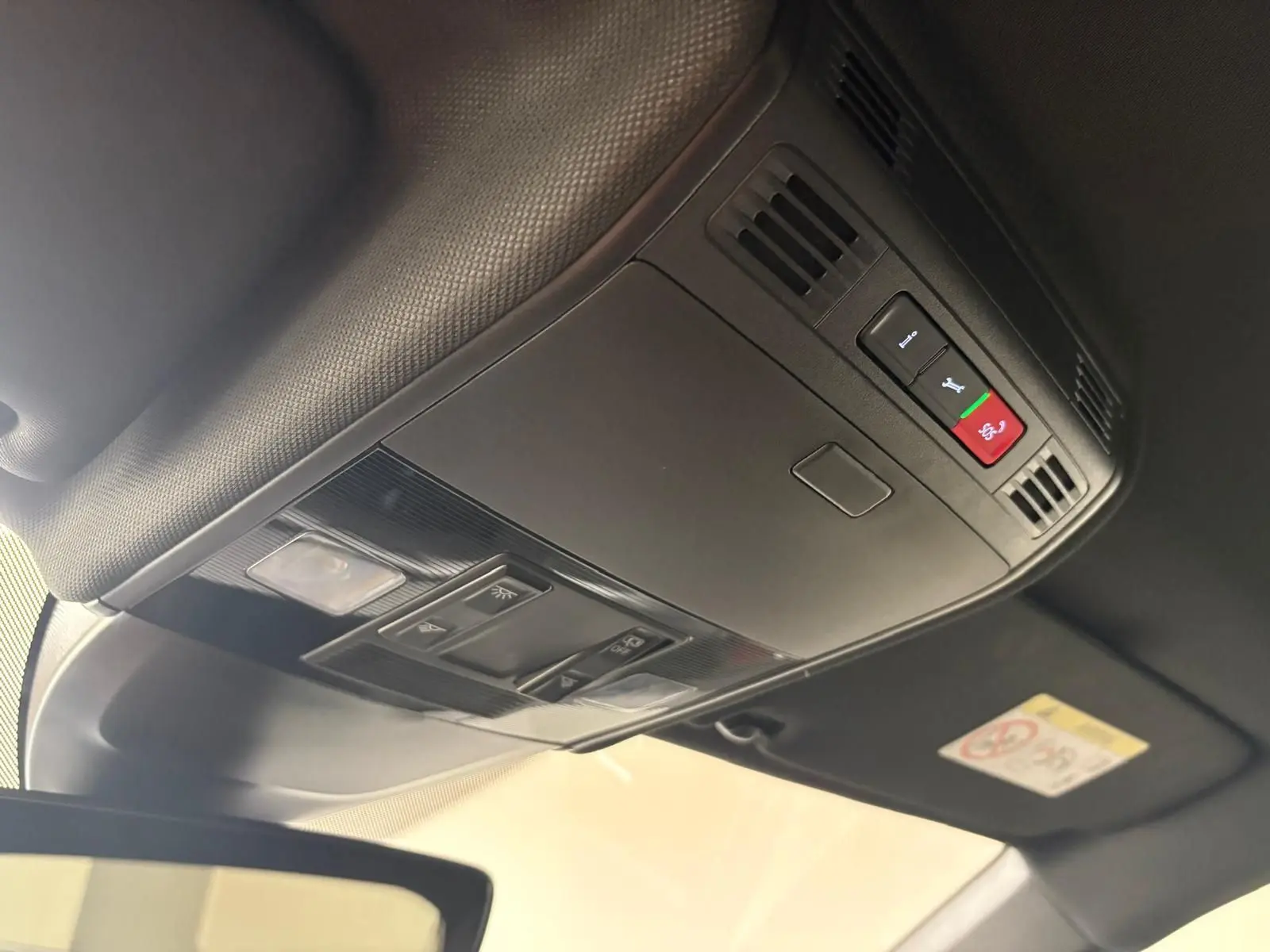 Vue intérieure du plafonnier avec commandes d’éclairage et boutons d’assistance dans une Volkswagen Polo Rouge Roi 2025.