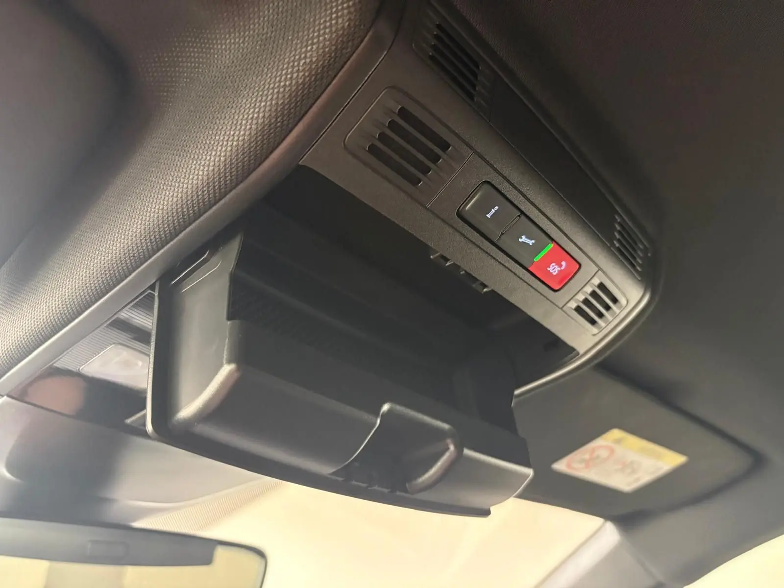 Rangement ouvert au plafond avec commandes intégrées dans l'habitacle d'une Volkswagen Polo 2025.