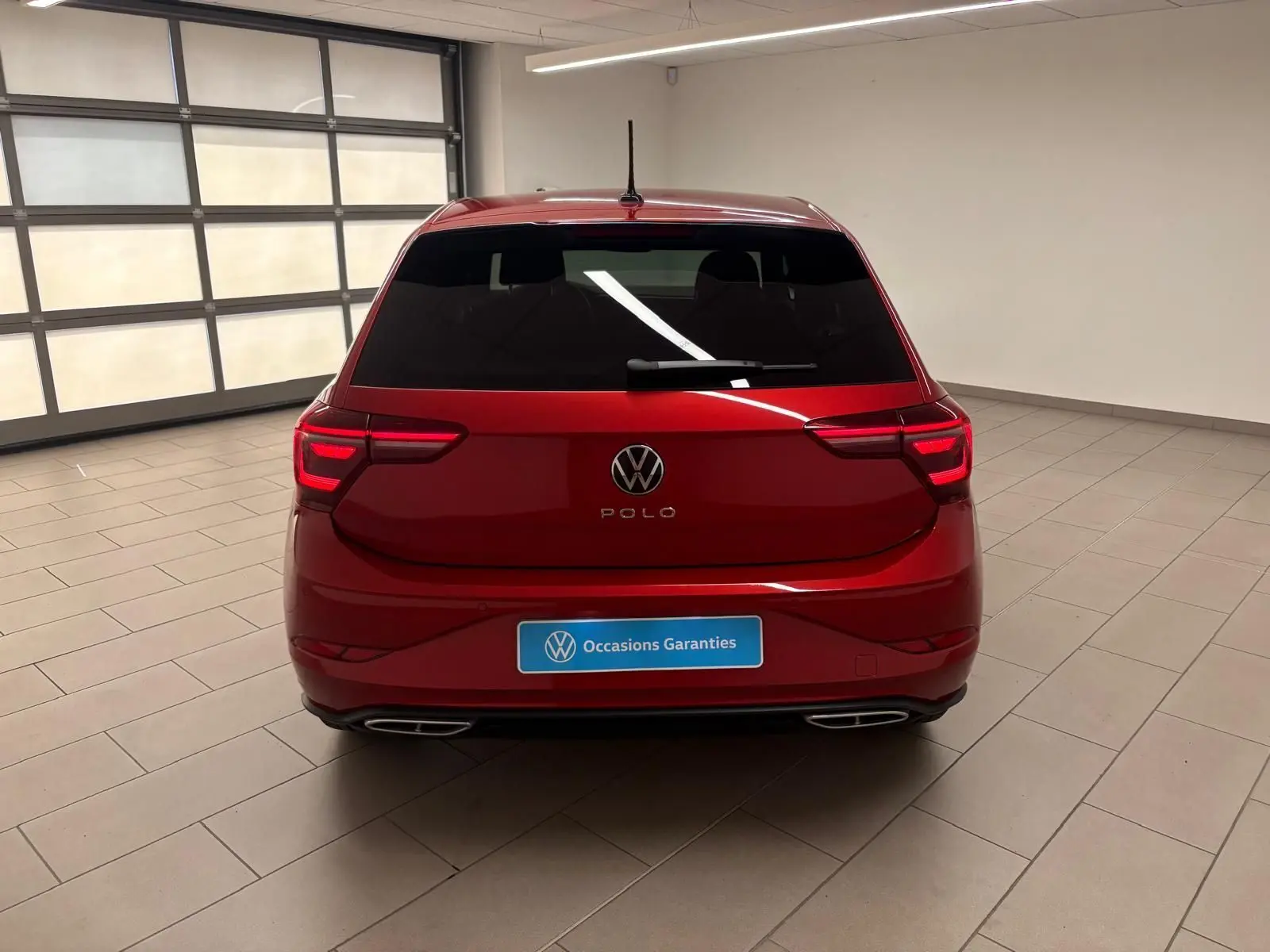 Vue arrière d'une Volkswagen Polo Rouge Roi 2025 avec feux LED et double sortie d'échappement intégrée.