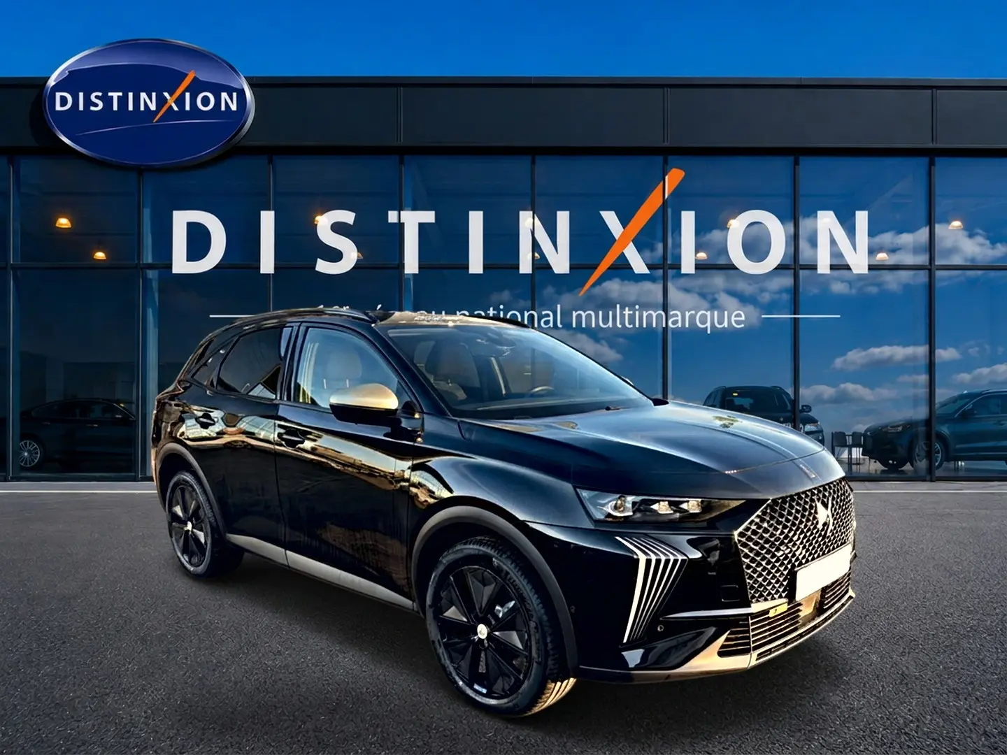 DS7 1.5 BlueHDi 130 noir vue 3/4 avant avec calandre distinctive et jantes noires devant showroom Distinxion.
