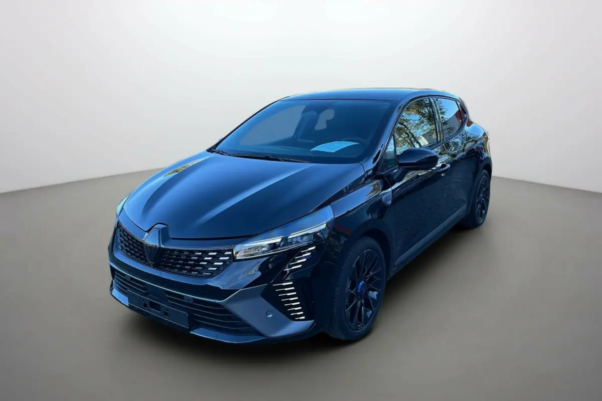 Renault Clio V E-Tech 145 Esprit Alpine Bose noir étoilé, vue 3/4 avant avec jantes alu noires et feux LED.