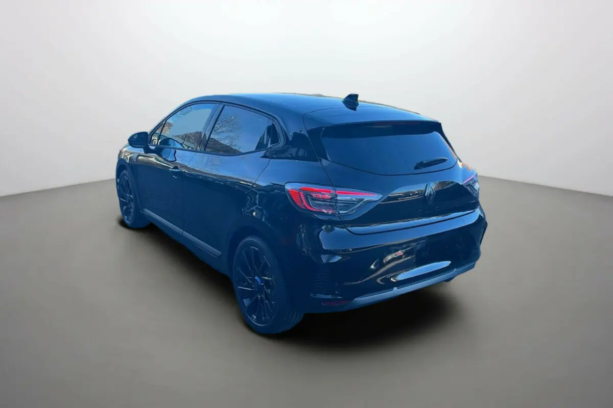 Vue 3/4 arrière droite d'une Renault Clio V E-Tech 145 Esprit Alpine Bose noir étoilé avec vitres surteintées et jantes noires.