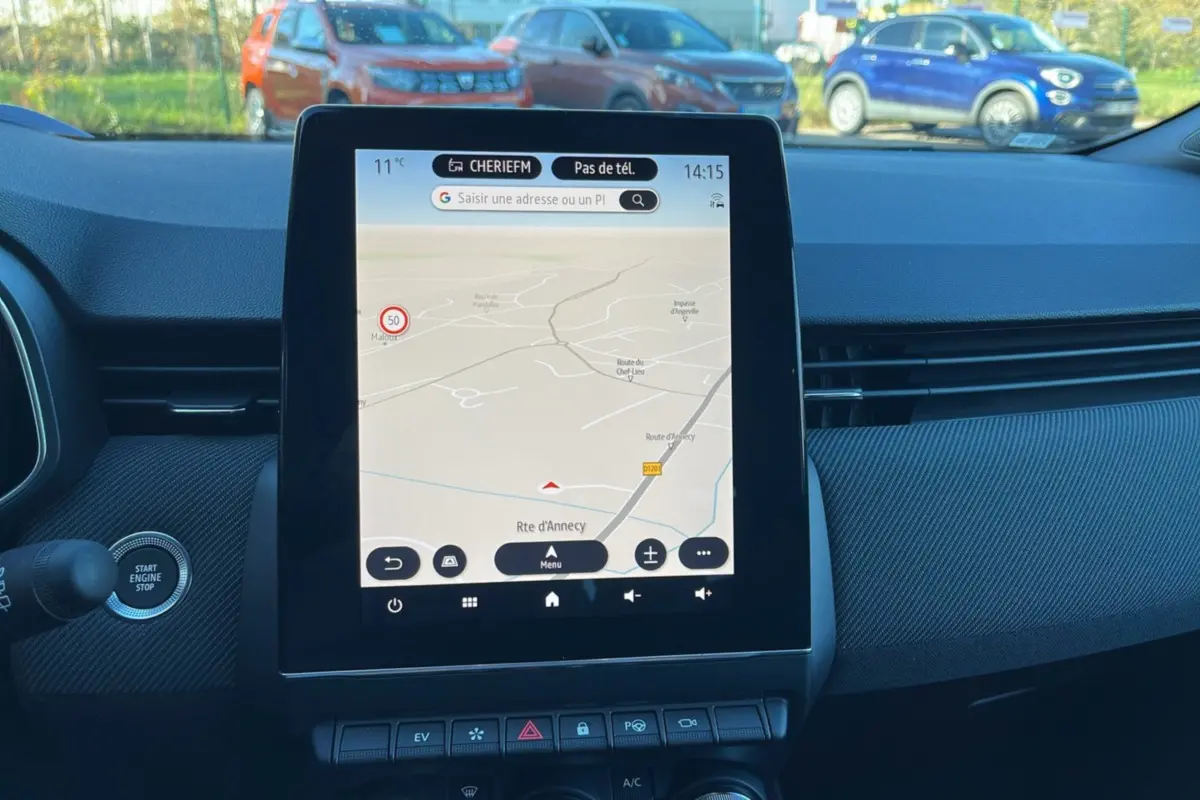 Écran tactile central avec navigation GPS dans l’habitacle d’une Renault Clio noire, vue de face.