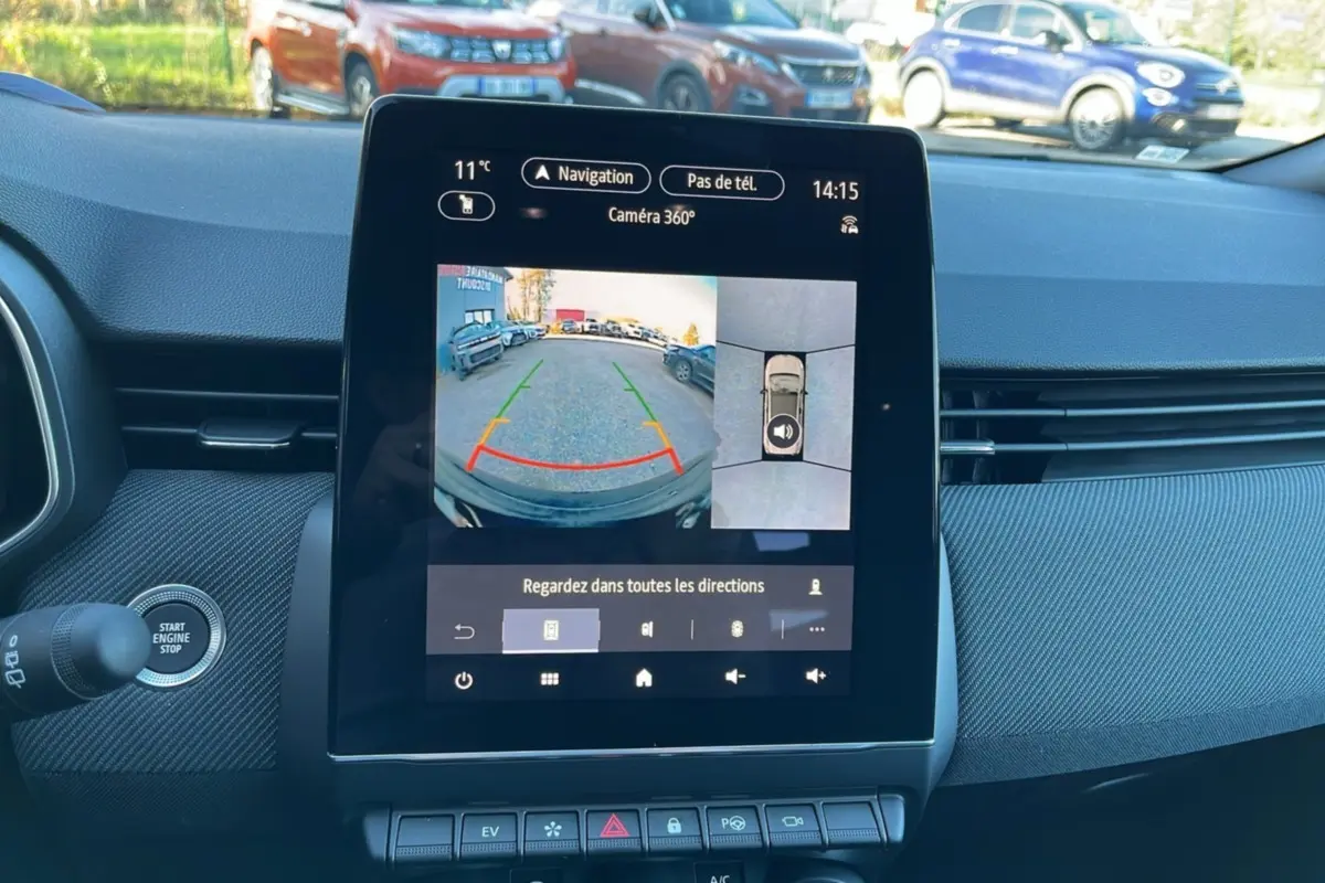 Écran tactile central montrant la caméra 360° dans une Renault Clio noire étoilée, vue intérieure avant.