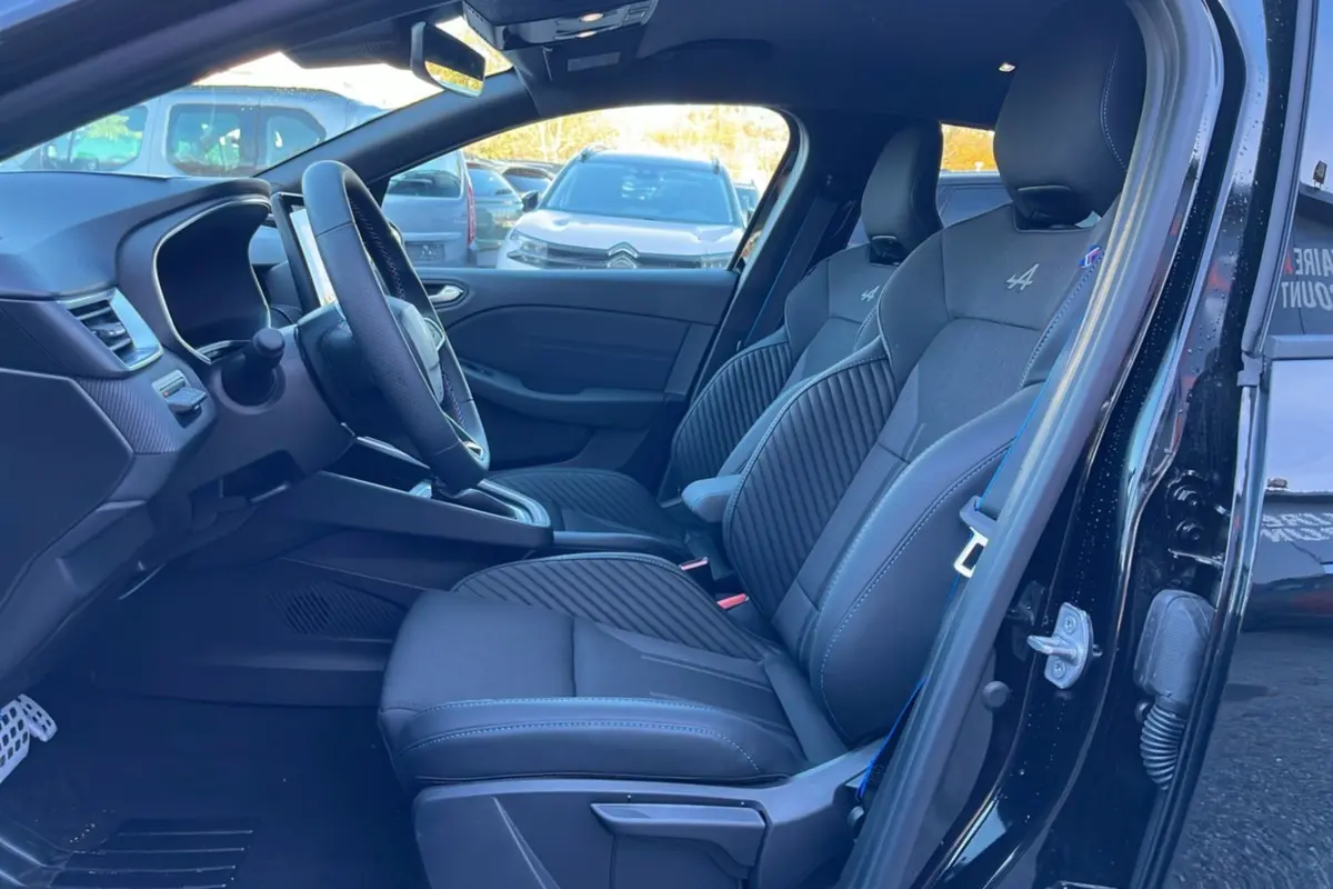 Vue intérieure côté conducteur de la Renault Clio V E-Tech 145 Esprit Alpine Bose noir étoilé, sièges sport avec logo Alpine brodé.