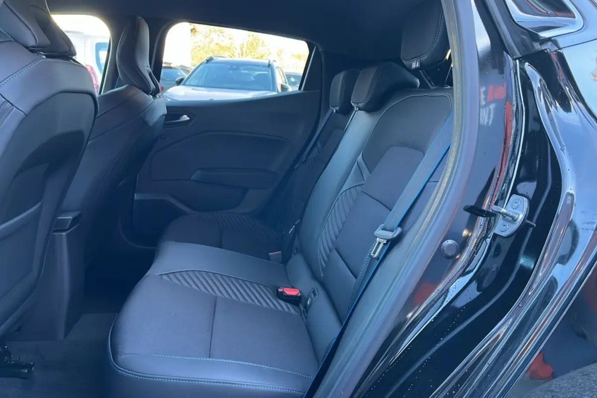 Vue intérieure côté droit des sièges arrière noirs étoilés de la Renault Clio V E-Tech 145 Esprit Alpine Bose 2025.