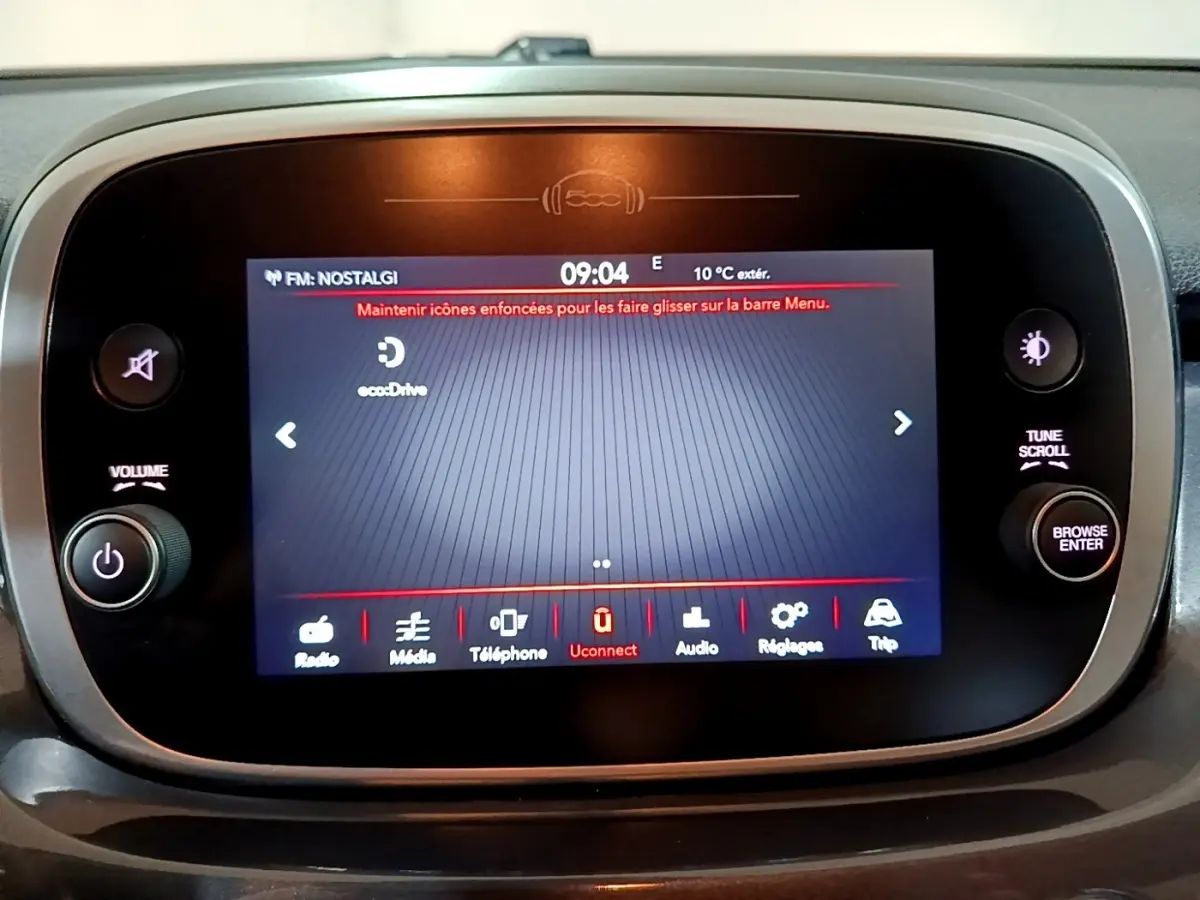 Écran tactile central du tableau de bord de la Fiat 500X gris foncé, affichant le menu Uconnect.