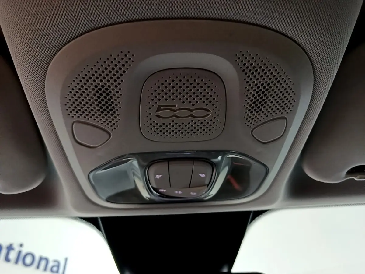 Vue intérieure en gros plan du plafonnier gris avec logo 500 et commandes d’éclairage de la Fiat 500X City Cross.