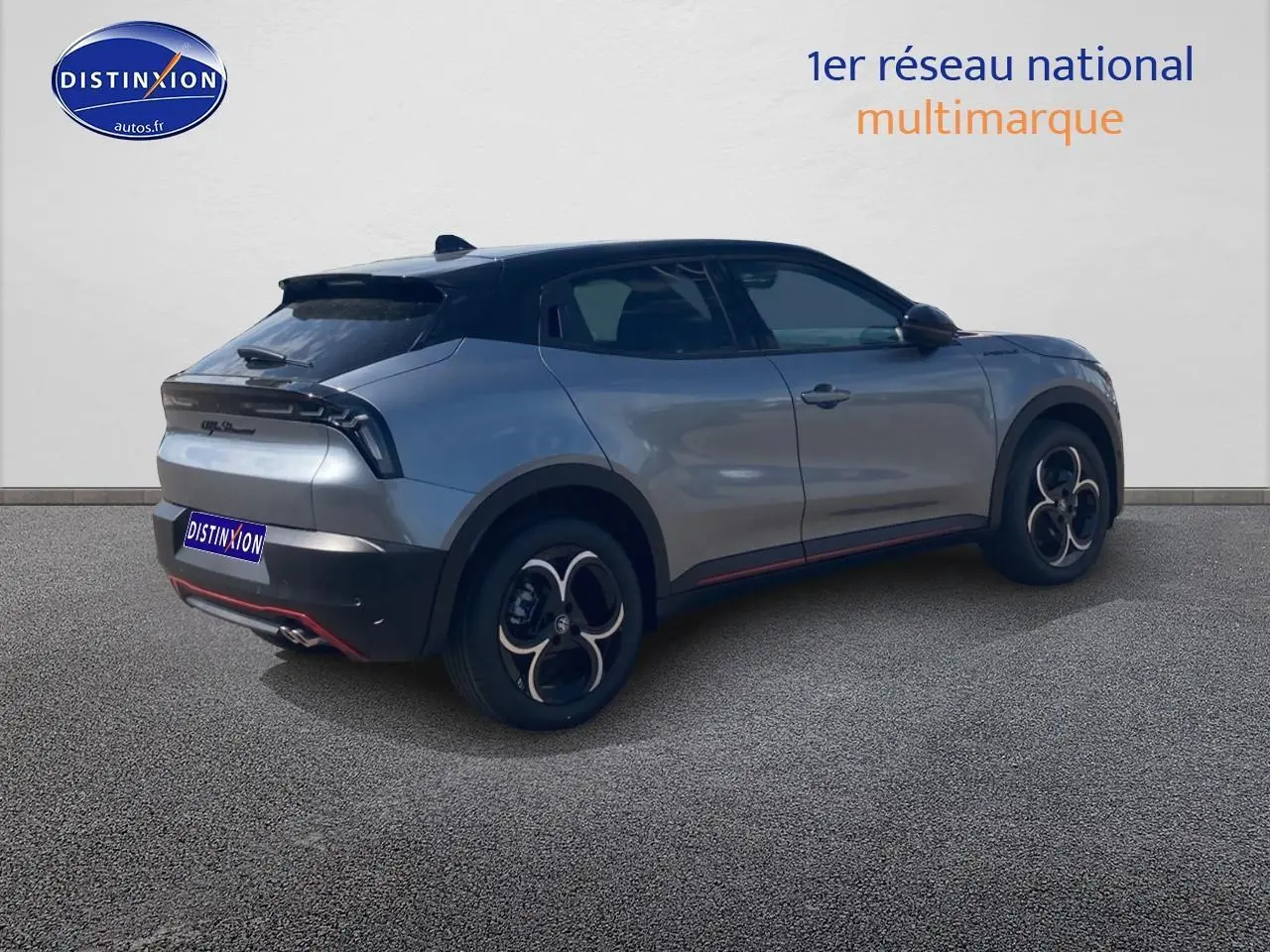Vue 3/4 arrière droite d'une Alfa Romeo Junior gris t/noir avec jantes alliage et vitres teintées.