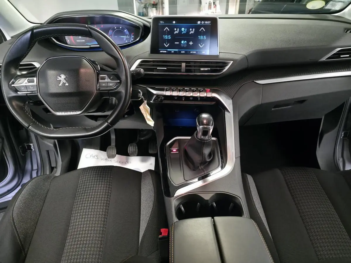 Intérieur Peugeot 3008 2018 vue avant centrée sur volant cuir, tableau de bord numérique et console avec boîte manuelle.