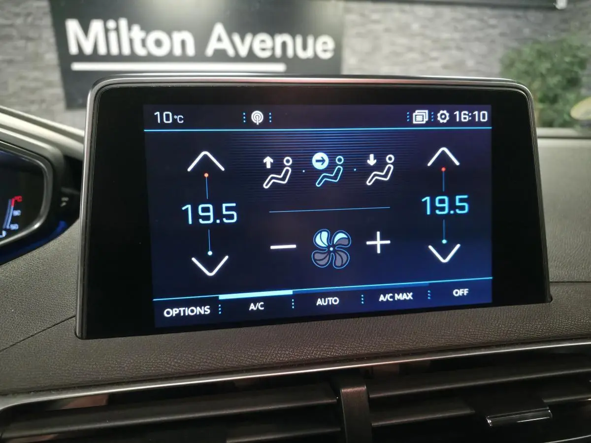 Écran tactile central du tableau de bord du Peugeot 3008 gris, affichant la climatisation bi-zone à 19,5°C.