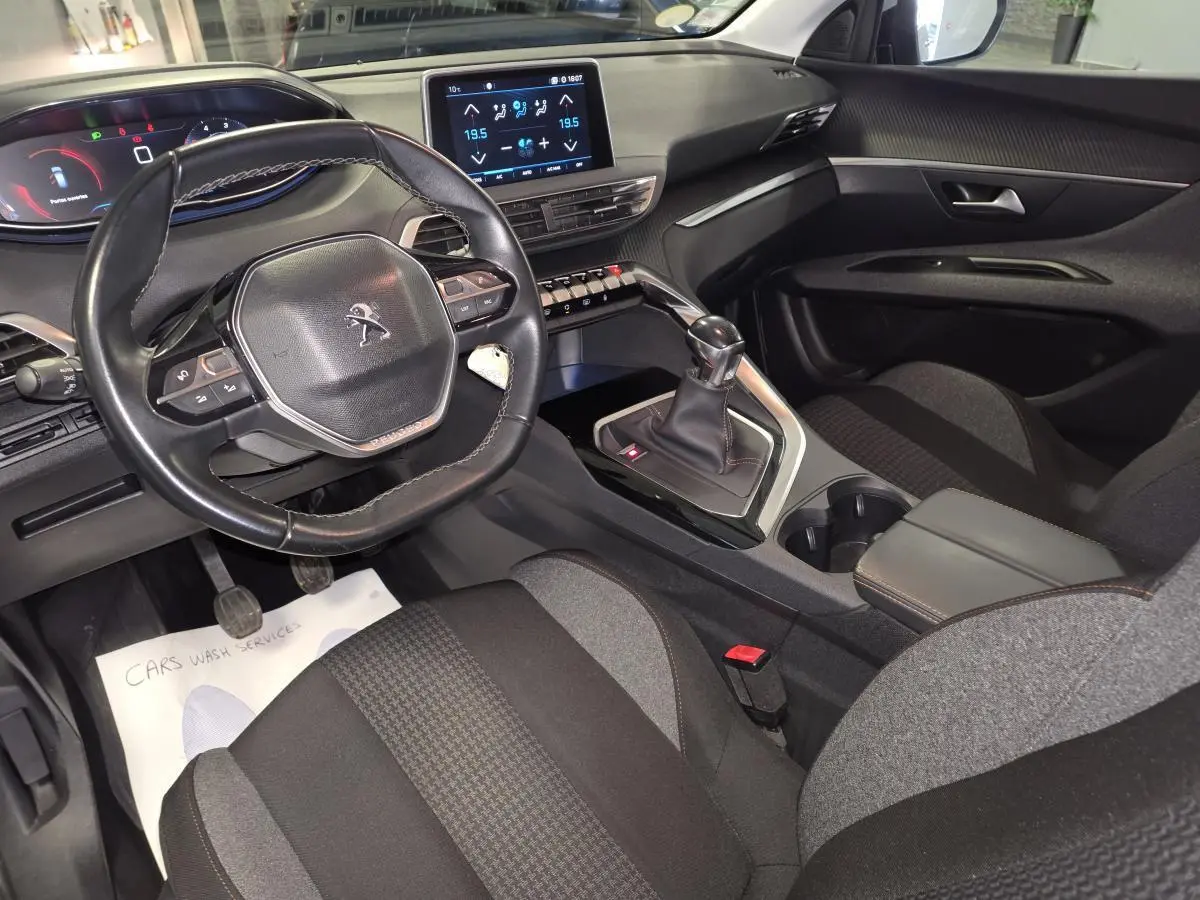 Intérieur Peugeot 3008 2018 vu côté conducteur, volant cuir, tableau de bord numérique et boîte manuelle.