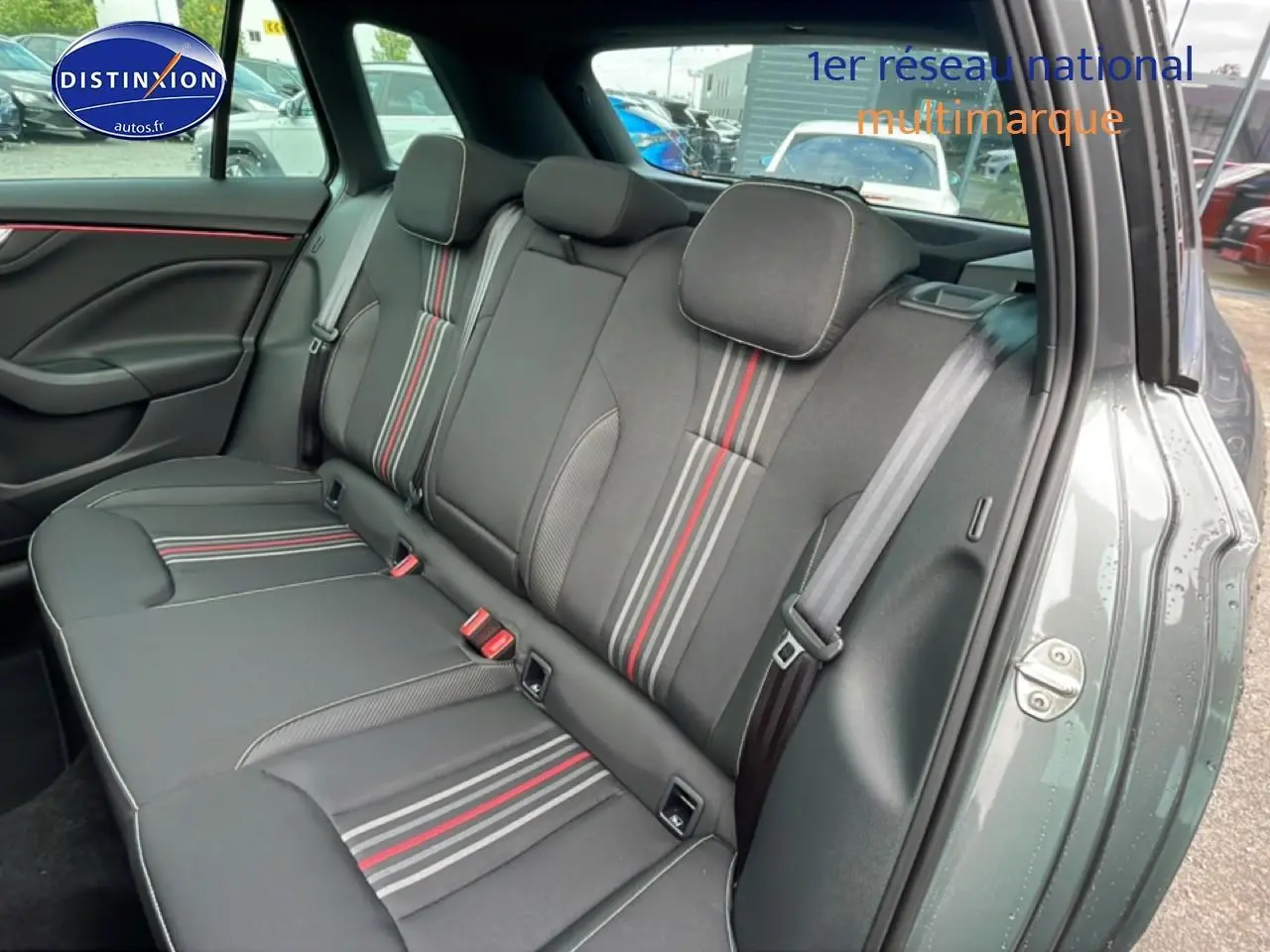 Vue intérieure côté droit sur la banquette arrière noire avec bandes rouges et grises du Skoda Kamiq gris graphite 2026 Monte Carlo