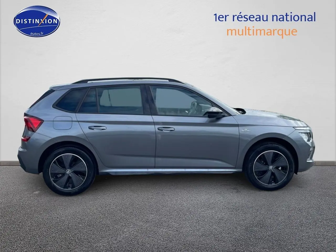 Vue latérale droite du SUV SKODA KAMIQ gris graphite finition Monte Carlo avec jantes alliage noires et toit panoramique.