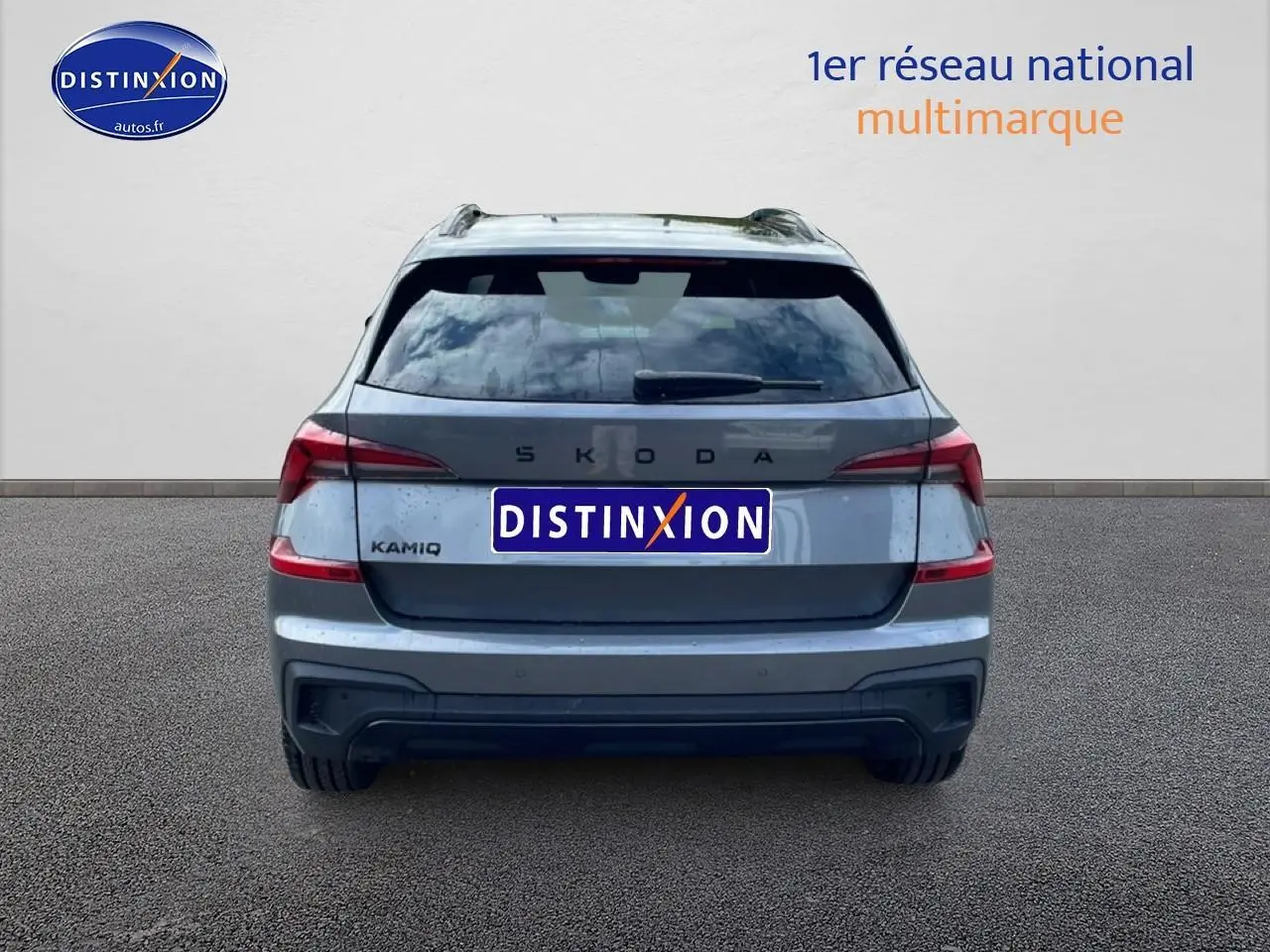 Vue arrière d'un Skoda Kamiq gris graphite avec feux LED et hayon fermé sur fond neutre.