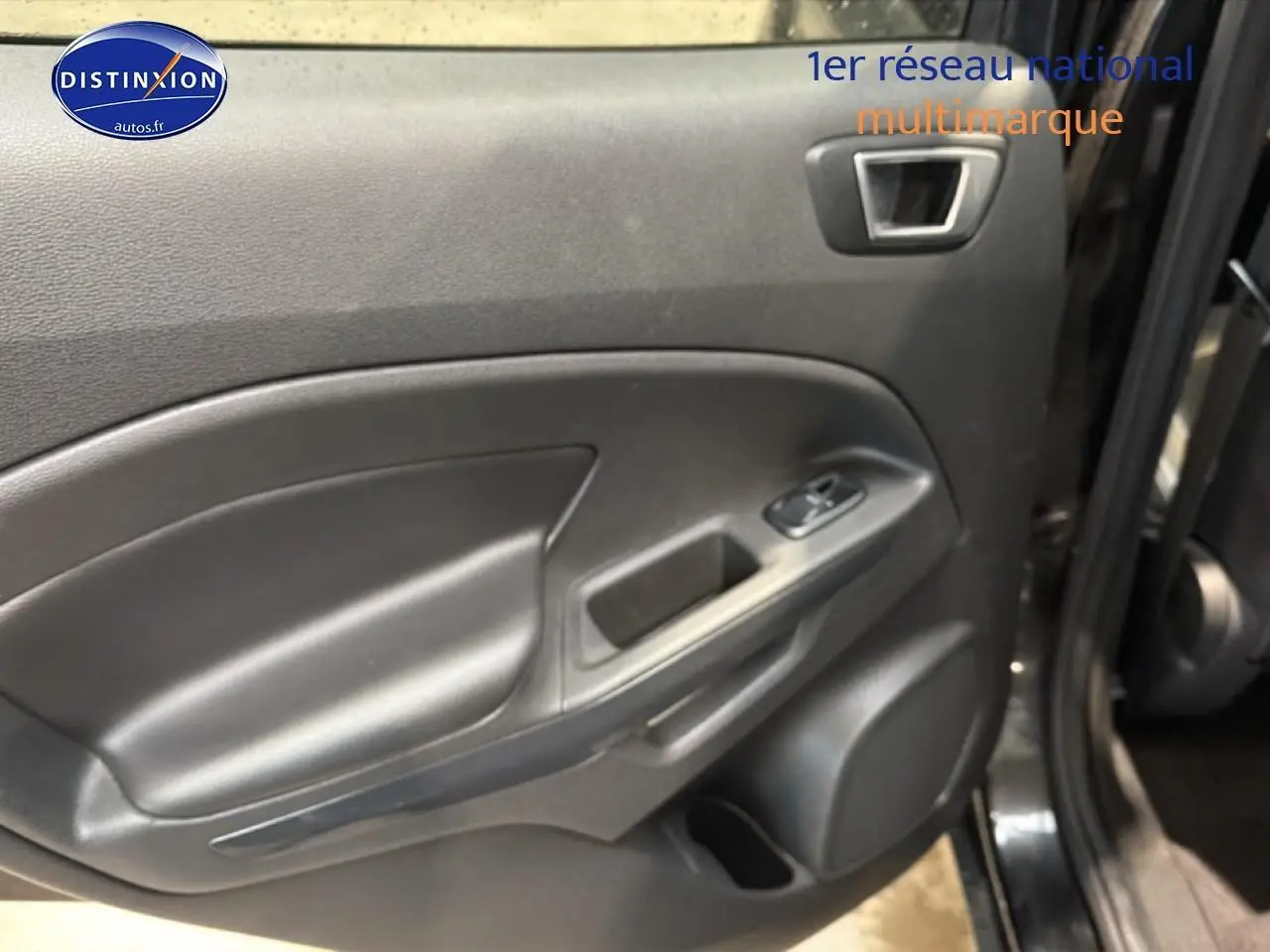 Gros plan sur la porte avant droite noire du Ford EcoSport 2017, avec commande de vitre et haut-parleur intégré.