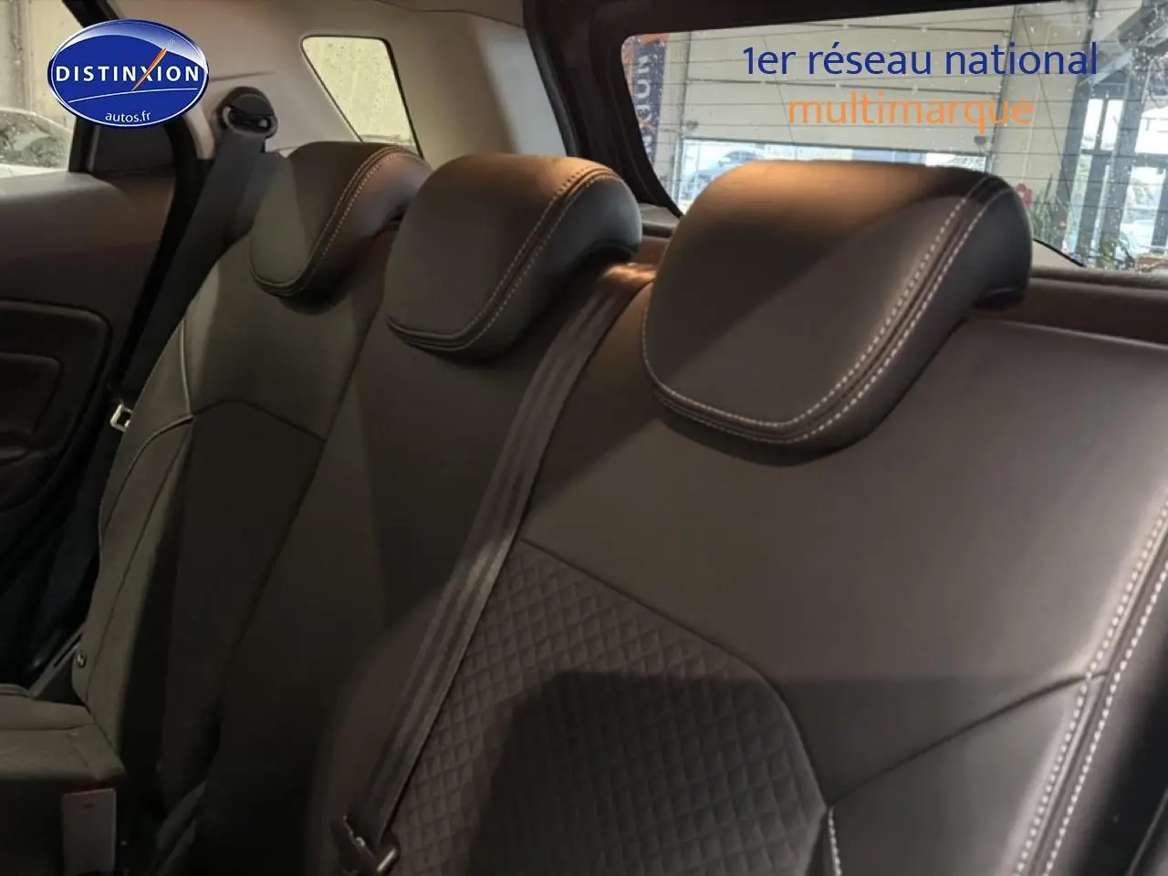 Vue intérieure sur la banquette arrière en cuir noir avec surpiqûres blanches du Ford EcoSport 2017, version ST-Line.