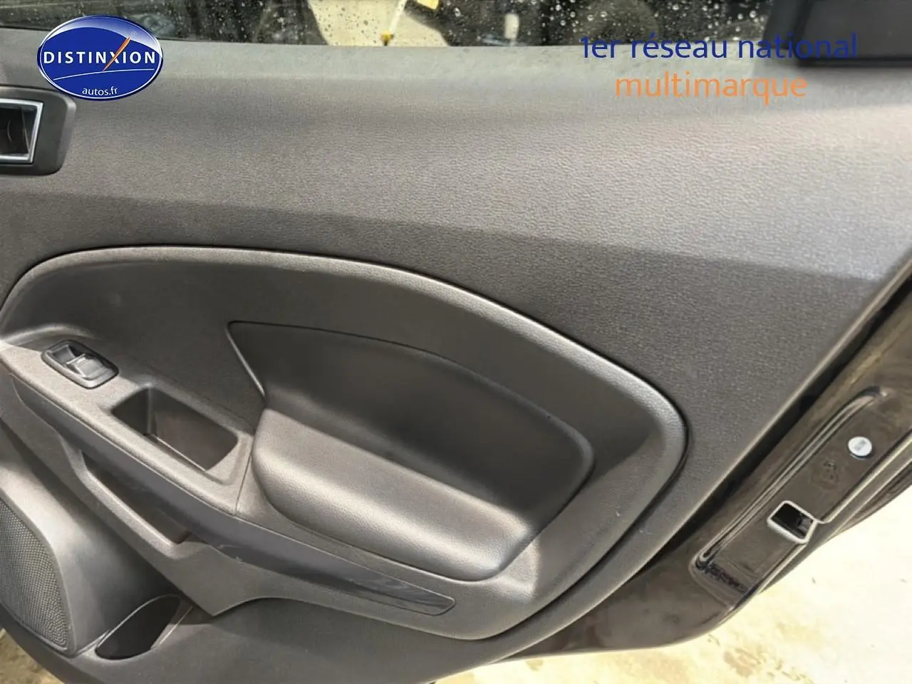 Vue rapprochée de la porte avant droite noire du Ford EcoSport 2017 avec accoudoir et commande de vitre électrique.