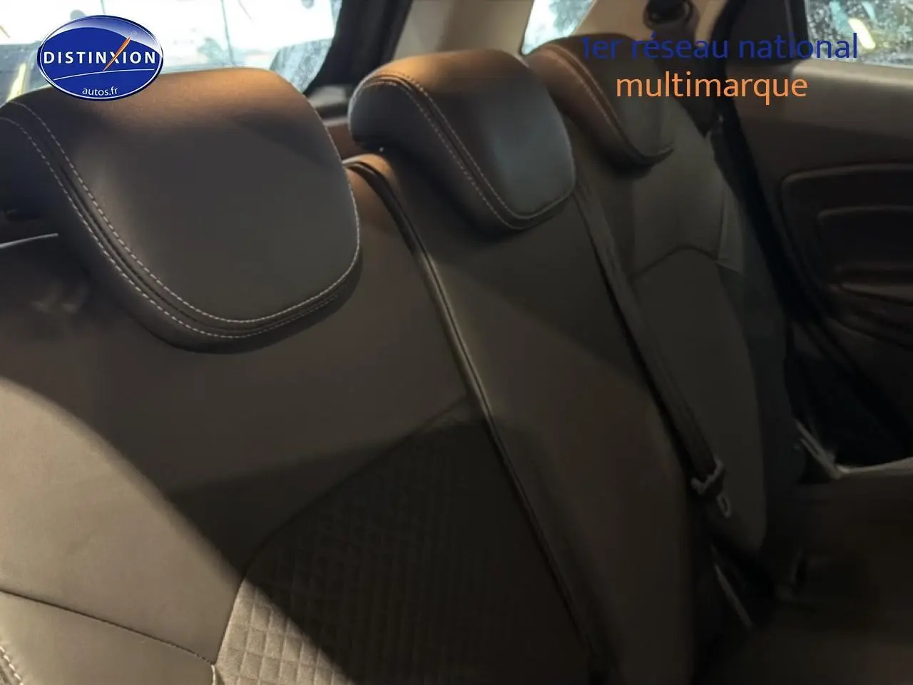 Vue intérieure sur la banquette arrière noire du Ford EcoSport 1.0 Ecoboost 140 ST-Line avec appuie-têtes rembourrés.