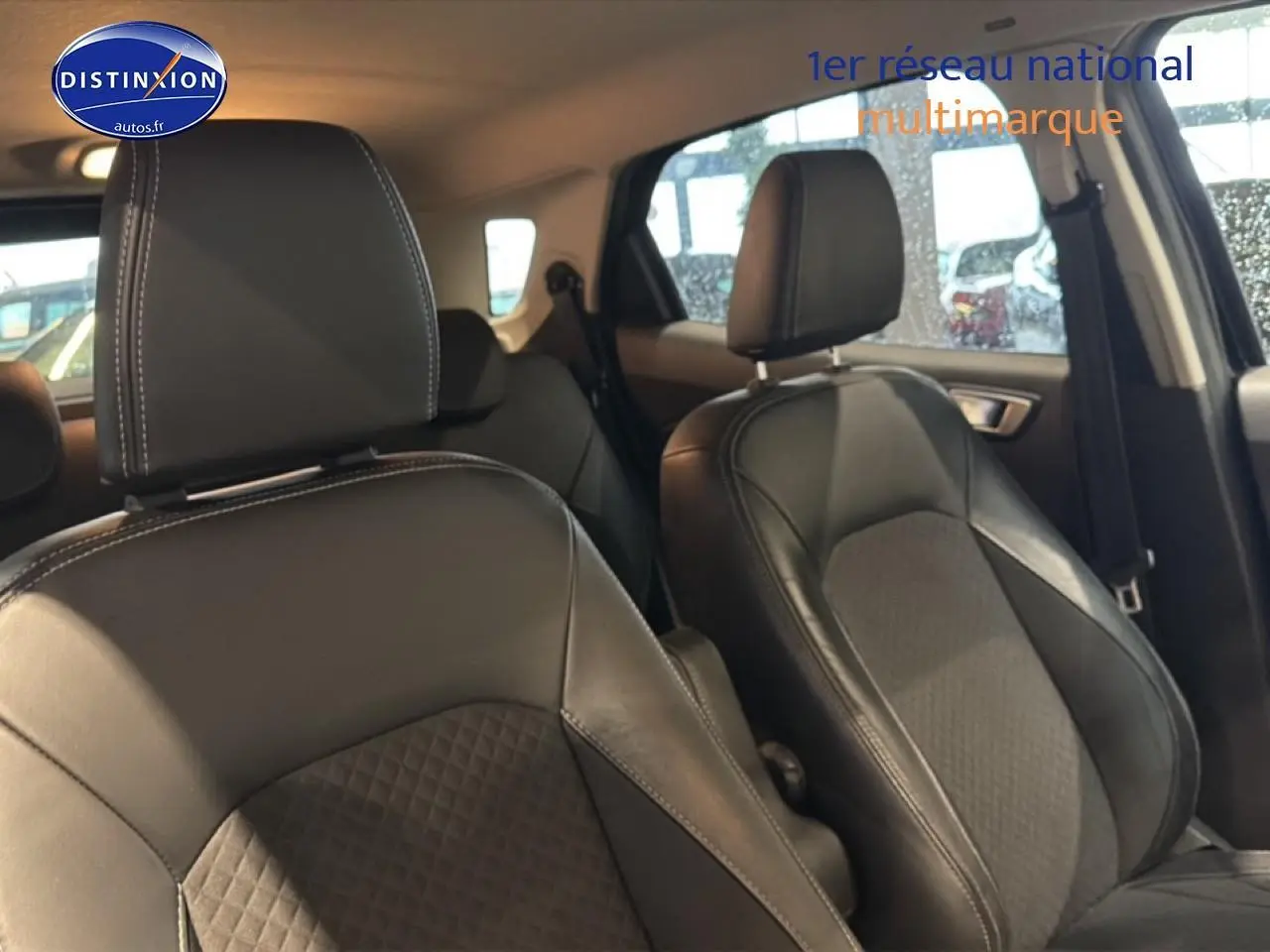 Vue intérieure rapprochée des sièges avant en cuir noir du Ford EcoSport 2017, soulignant la finition st-line.