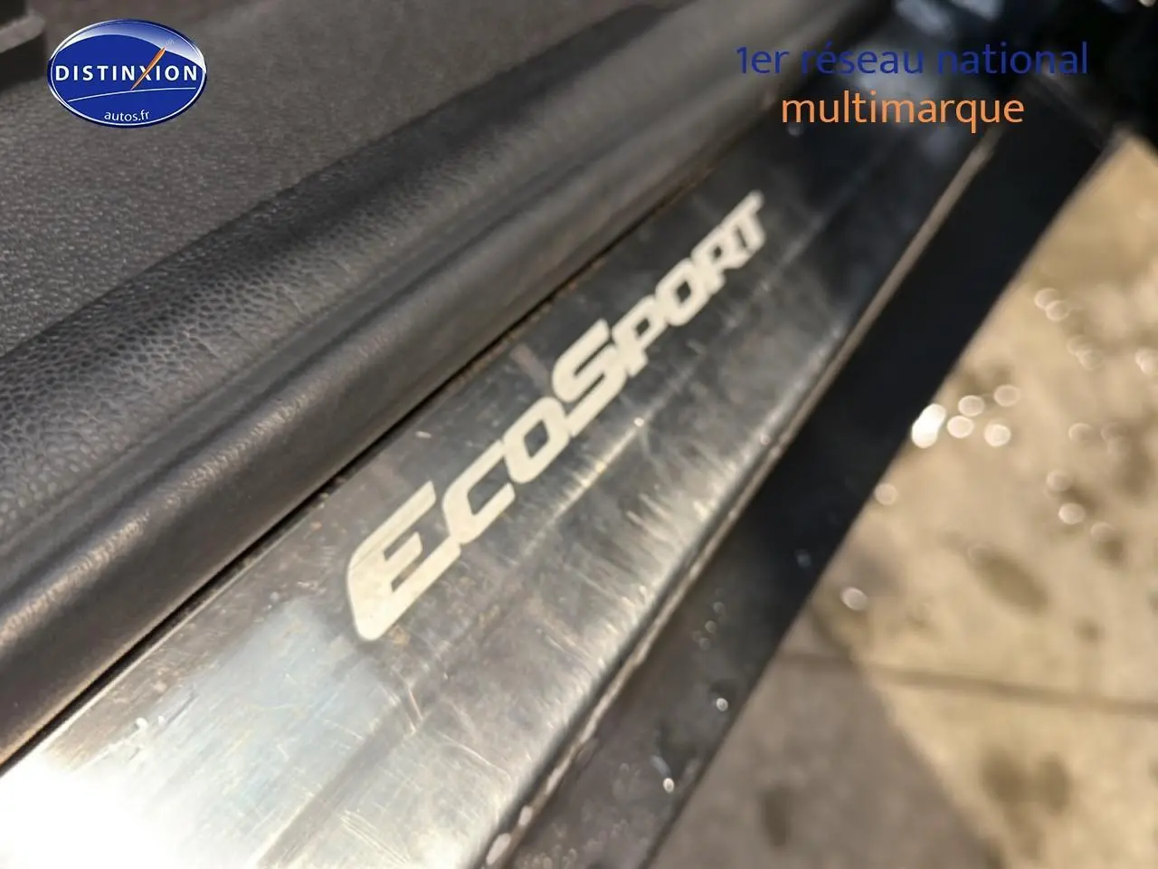 Gros plan sur la plaque de seuil de porte noire avec logo Ecosport en lettres blanches, vue côté gauche.
