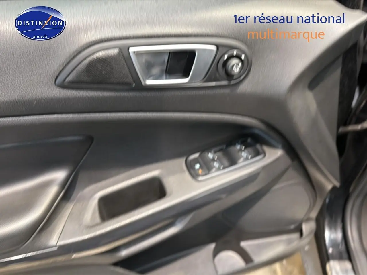Intérieur côté conducteur de Ford EcoSport noir 2017, avec commandes de vitres et poignée de porte visibles.