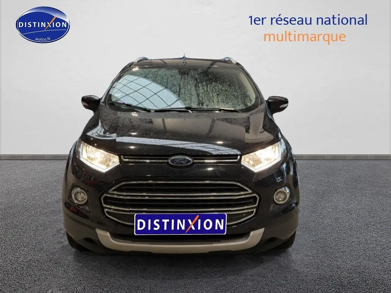 Vue avant d'un Ford EcoSport noir 2017 avec phares allumés et calandre chromée distinctive.