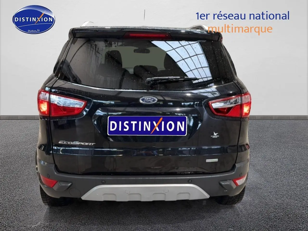 Vue arrière d’un Ford EcoSport noir 2017 avec feux allumés et barres de toit visibles.