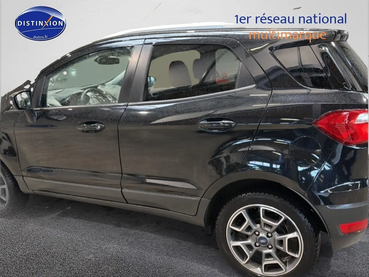 Vue de profil côté gauche du Ford EcoSport noir 2017 avec jantes alliage et barres de toit noires.