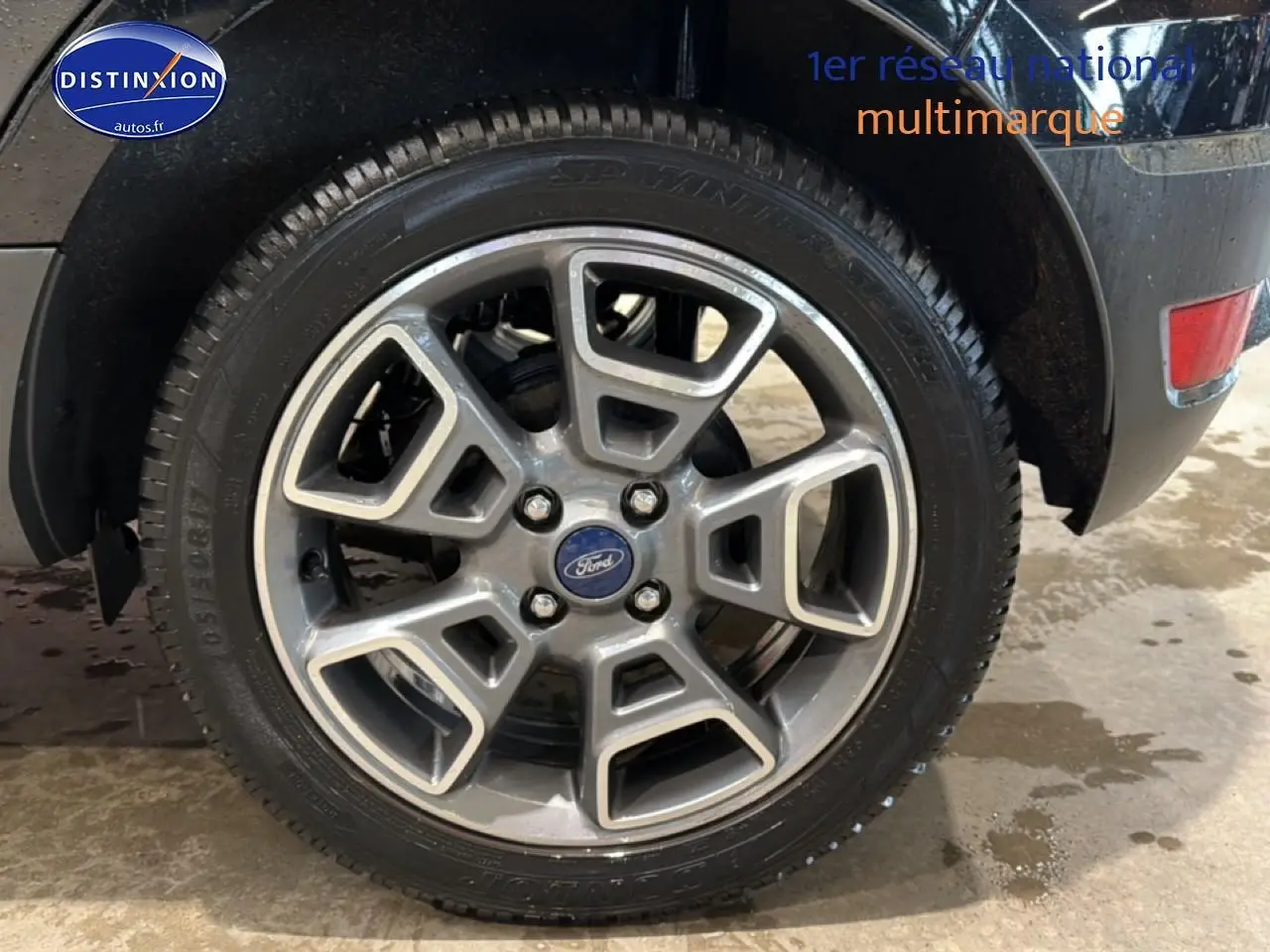 Gros plan sur la roue arrière droite noire du Ford EcoSport 1.0 Ecoboost 140 ST-Line avec jante alu distinctive.