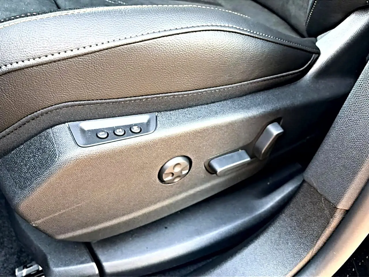 Détail des commandes électriques du siège conducteur noir du DS7 1.5 BlueHDi 130 Performance Line 2026.