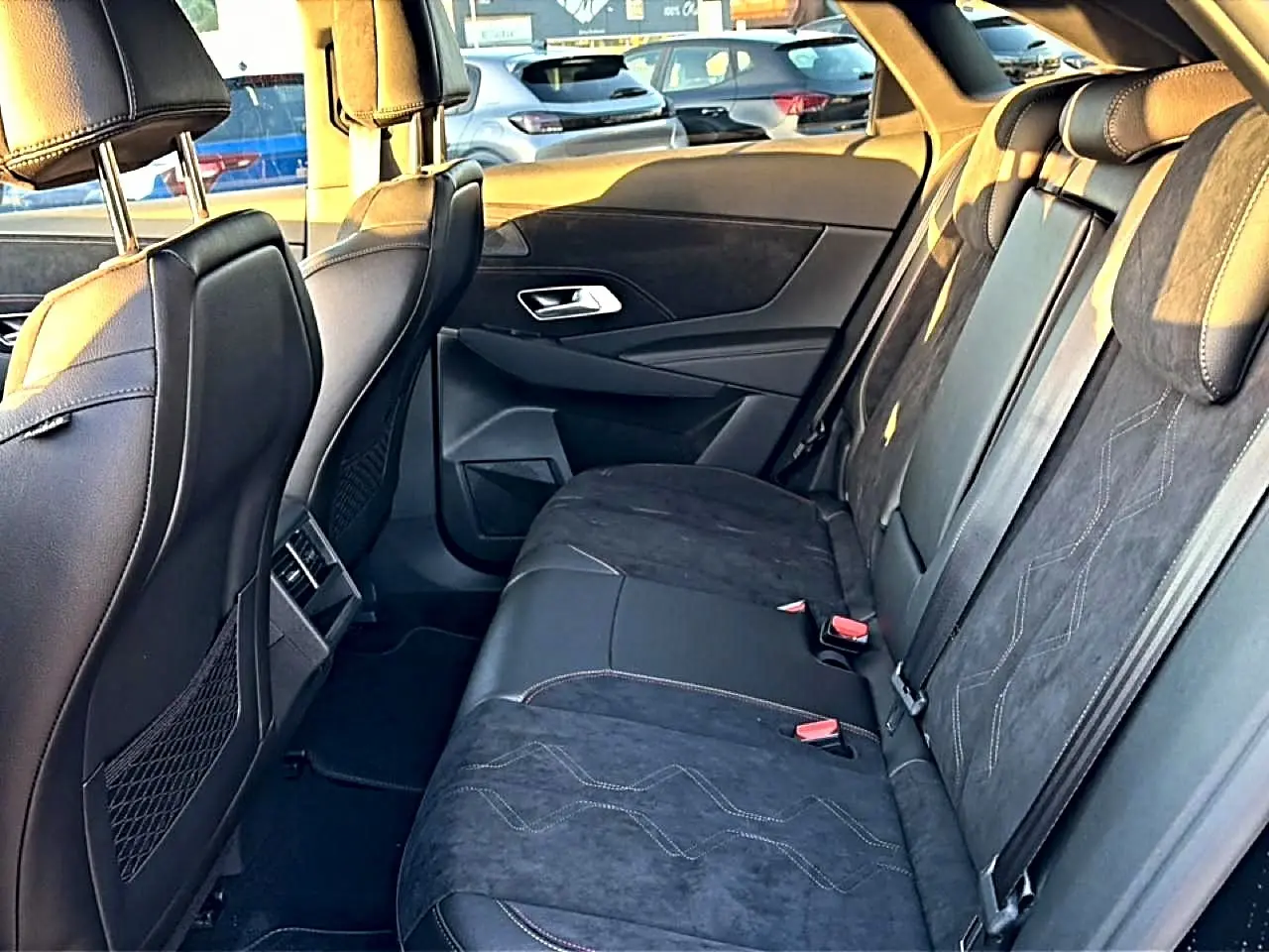 Vue intérieure côté droit des sièges arrière noirs en cuir et alcantara du DS7 1.5 BlueHDi 130 Performance Line 2026.