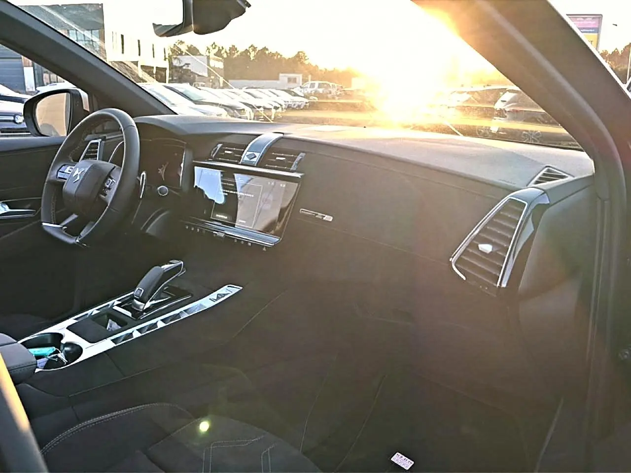 Vue intérieure côté conducteur du DS7 noir 2026, mettant en valeur le tableau de bord moderne et l'écran tactile central.