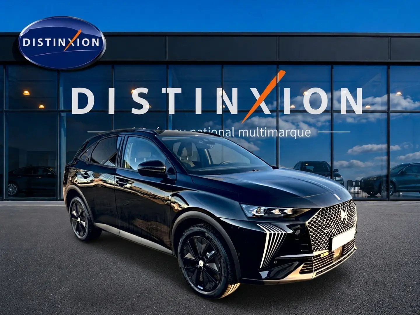 DS7 noir en 3/4 avant droit, mettant en valeur sa calandre distinctive et ses jantes noires brillantes.