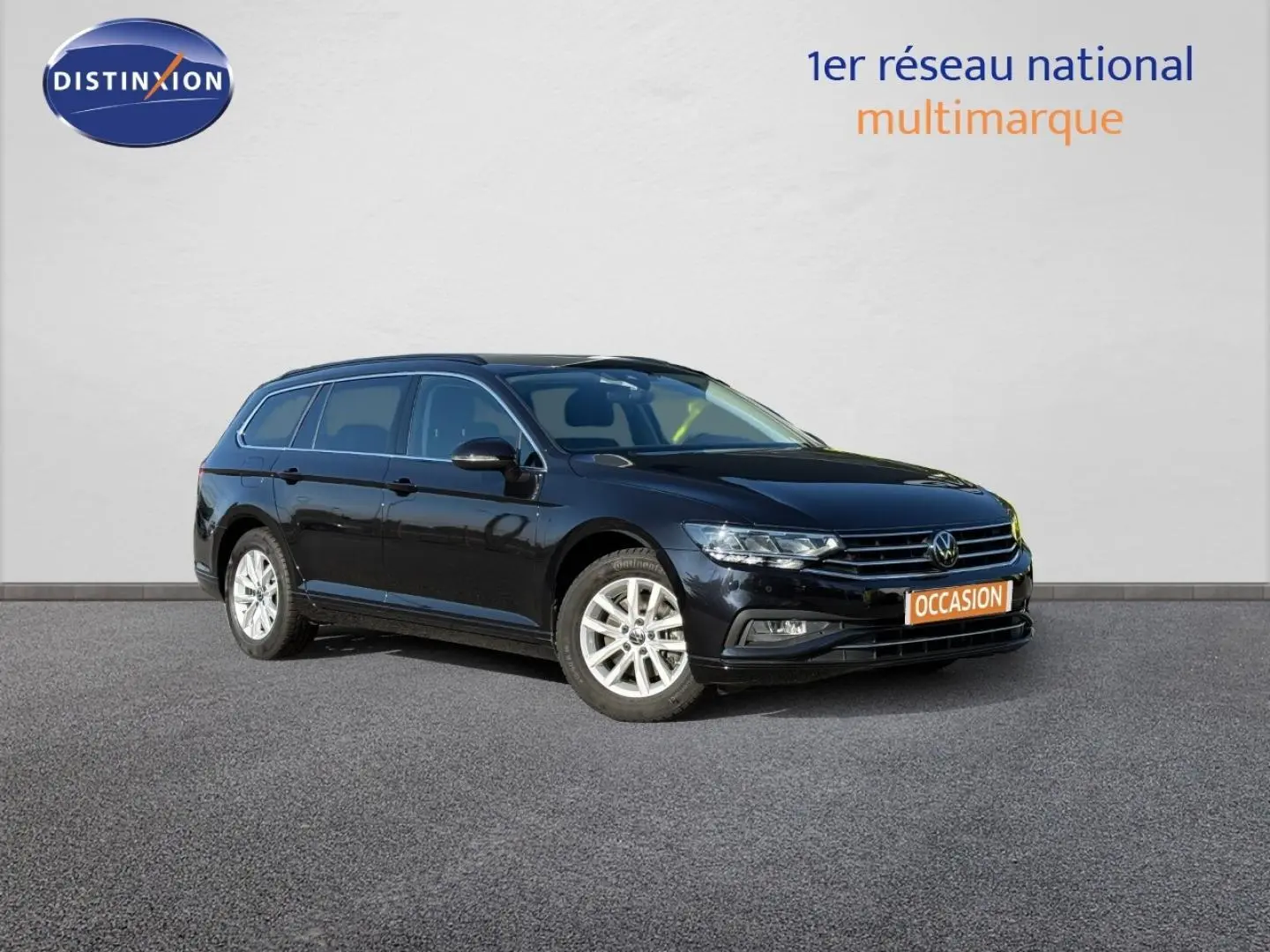 Volkswagen Passat SW noir intense nacré vue 3/4 avant droit avec calandre chromée et jantes alu.