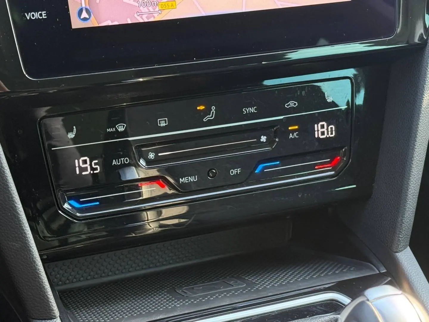 Gros plan sur la console centrale de la Volkswagen Passat SW 2023, montrant l'écran tactile et les commandes de climatisation digitale.