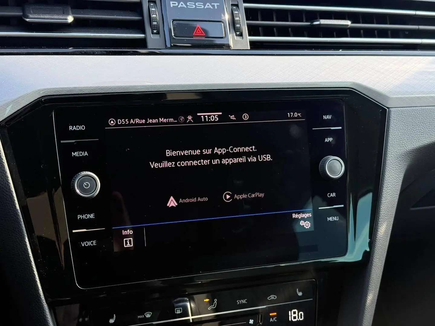 Écran tactile central noir de la Volkswagen Passat SW 2.0 TDI 2023 avec commandes multimédia et climatisation.