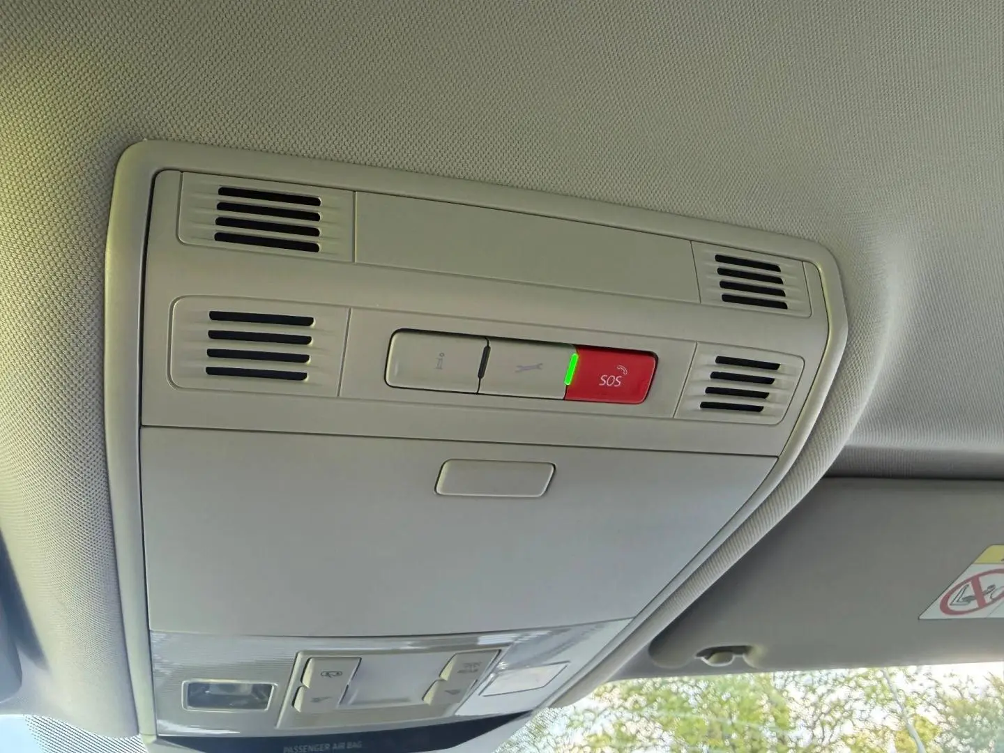 Vue intérieure du plafonnier avec bouton SOS rouge et éclairage intégré dans un Volkswagen Passat SW noir nacré.