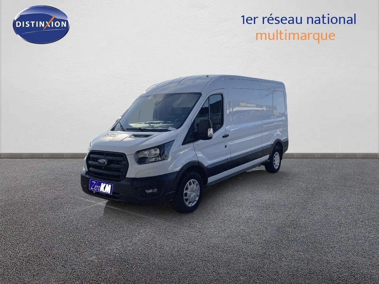 Ford Transit Fourgon blanc vu en 3/4 avant droit, avec calandre noire et jantes acier simples.