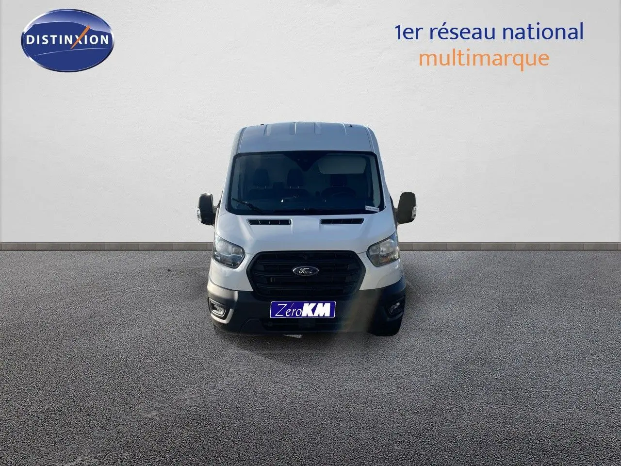 Vue frontale d'un Ford Transit Fourgon blanc 2023 avec calandre noire et plaque Zero KM visible.