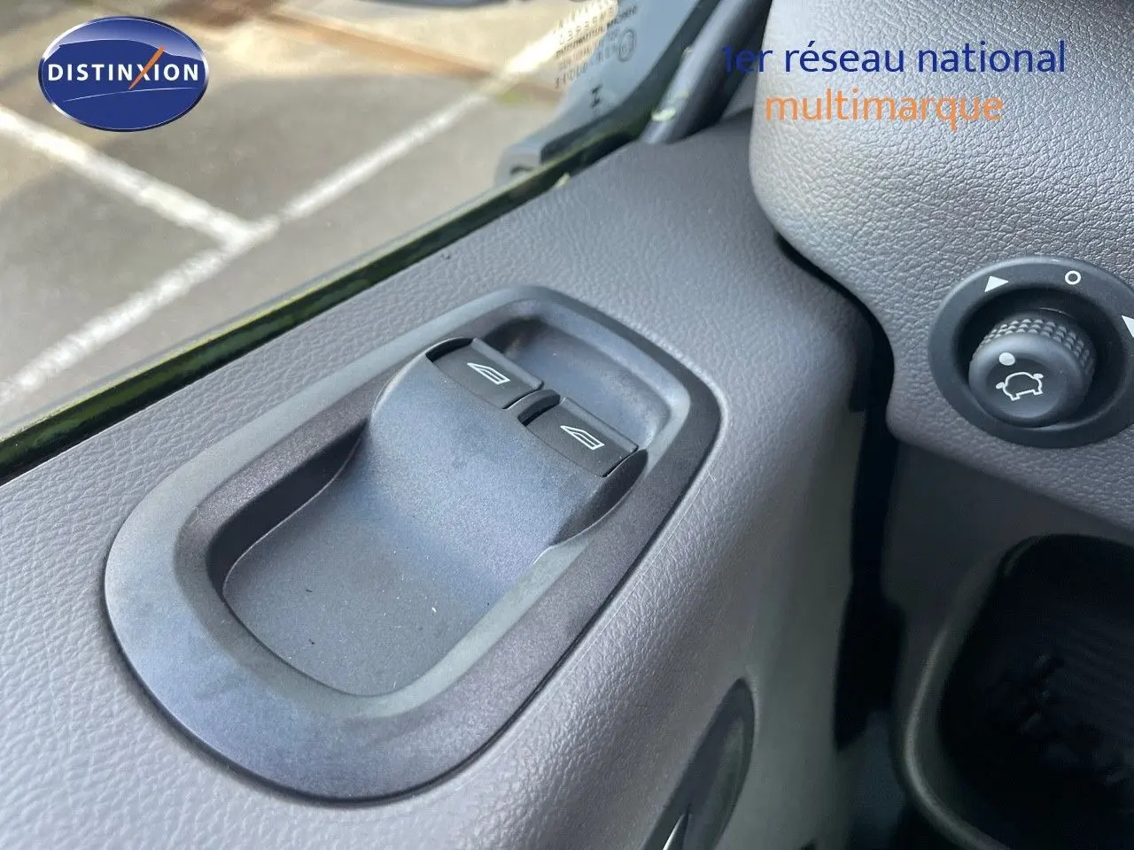 Gros plan sur les commandes des vitres côté gauche à l'intérieur du Ford Transit Fourgon blanc 2023.