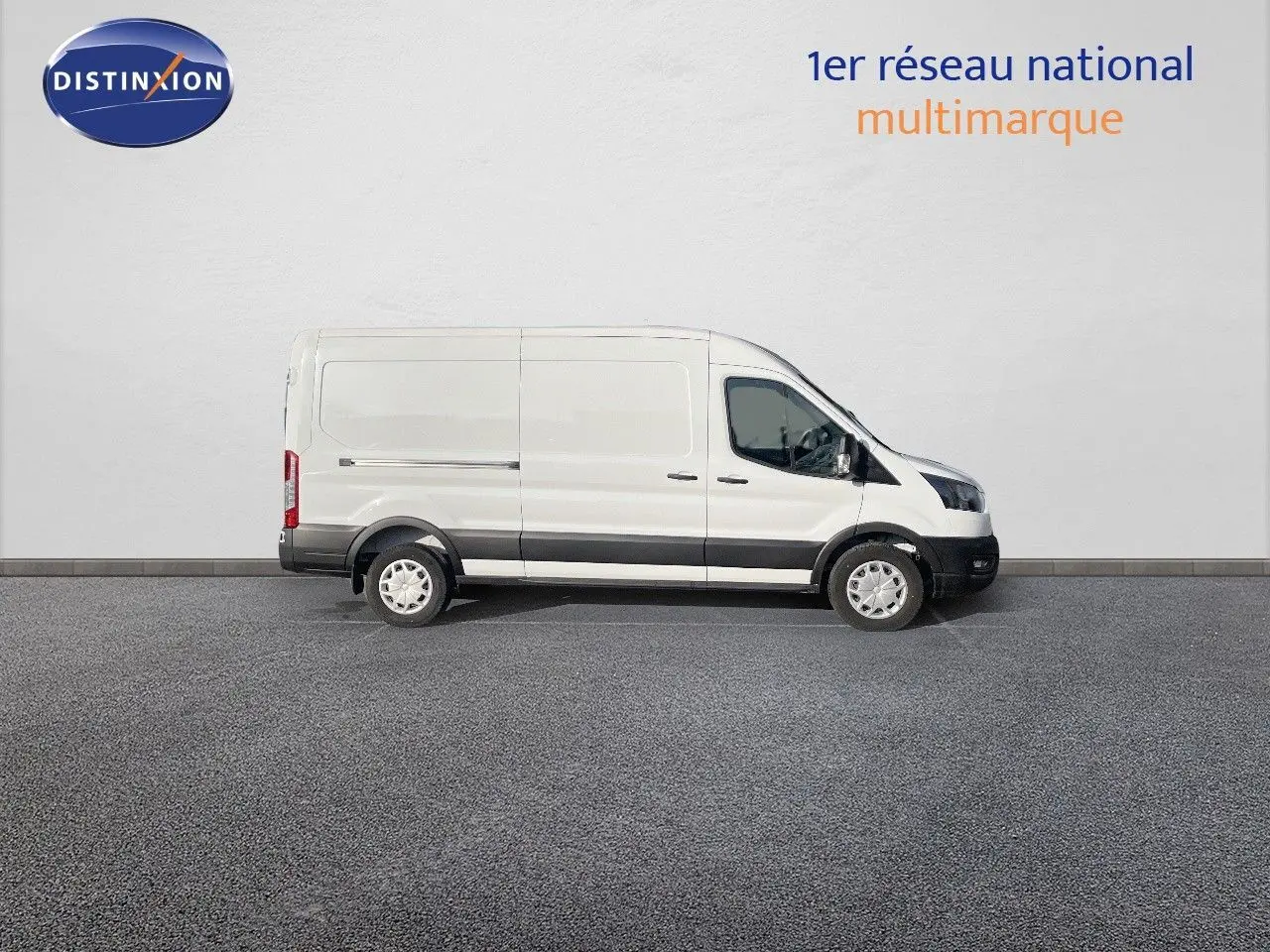 Fourgon Ford Transit blanc vu de profil côté droit sur fond neutre avec roues standard.