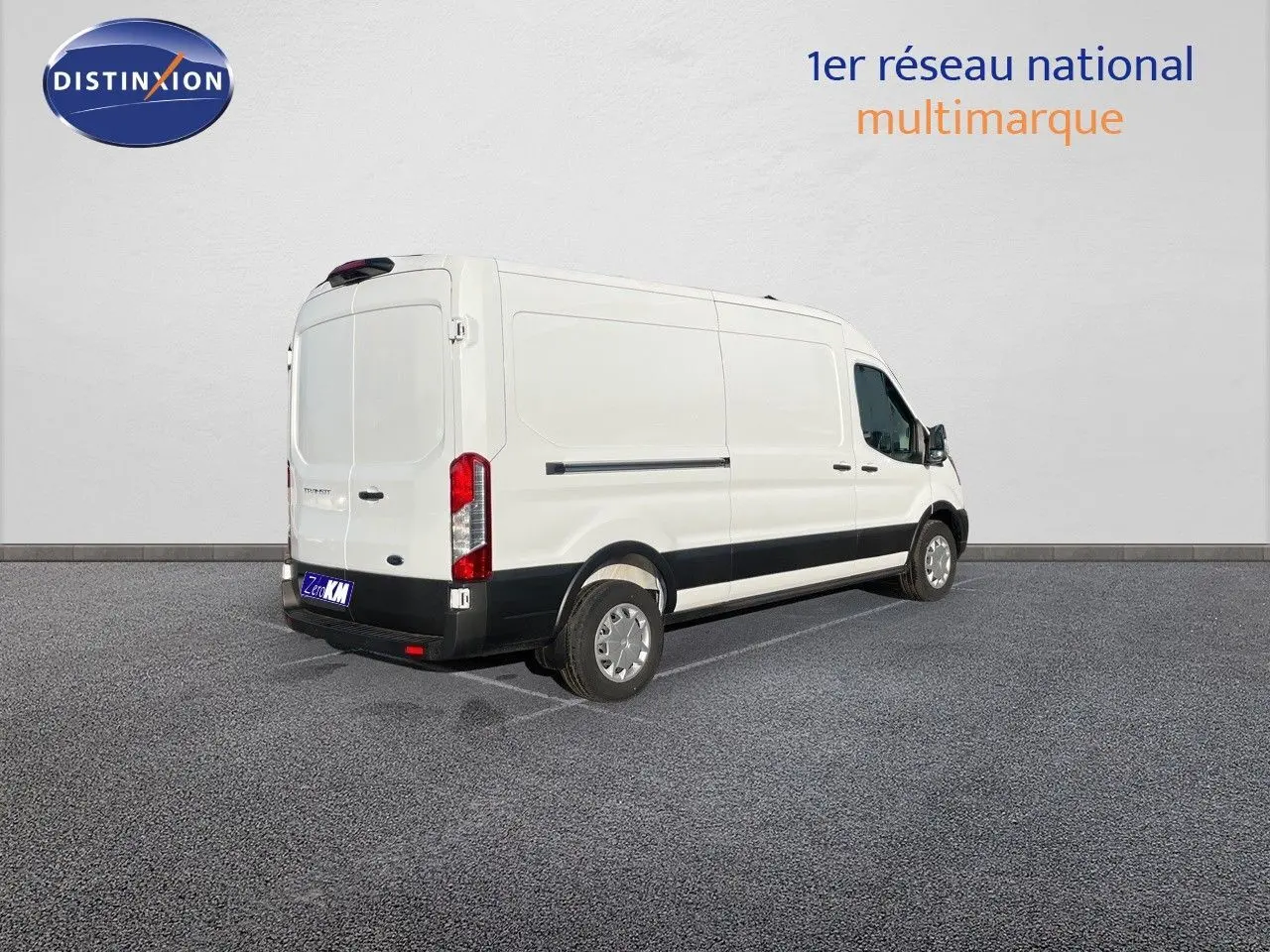 Ford Transit Fourgon blanc vu en 3/4 arrière droit sur un parking devant un mur blanc avec logo Distinxion.
