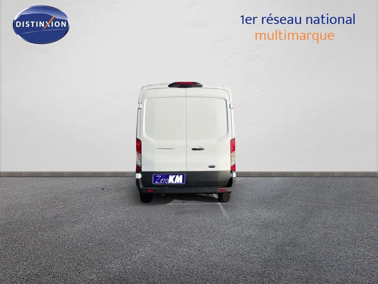 Vue arrière d'un fourgon Ford Transit blanc 2023, modèle 350 L3H2, garé devant un mur blanc.