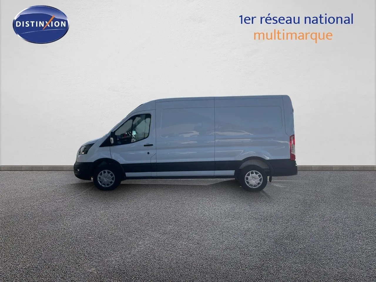 Vue latérale gauche d'un fourgon Ford Transit blanc 2023 avec bande noire basse et roues acier.
