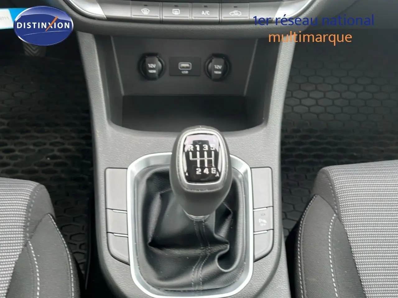 Le levier de vitesses manuel noir de la Hyundai i30 2023, vue de dessus sur la console centrale.