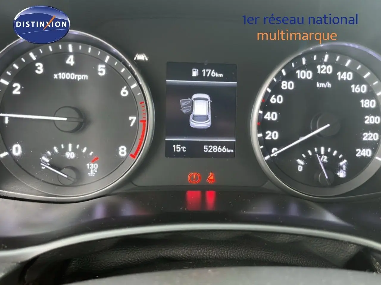 Vue rapprochée du tableau de bord de la Hyundai i30 2023, affichant compte-tours, vitesse et écran central d'informations.