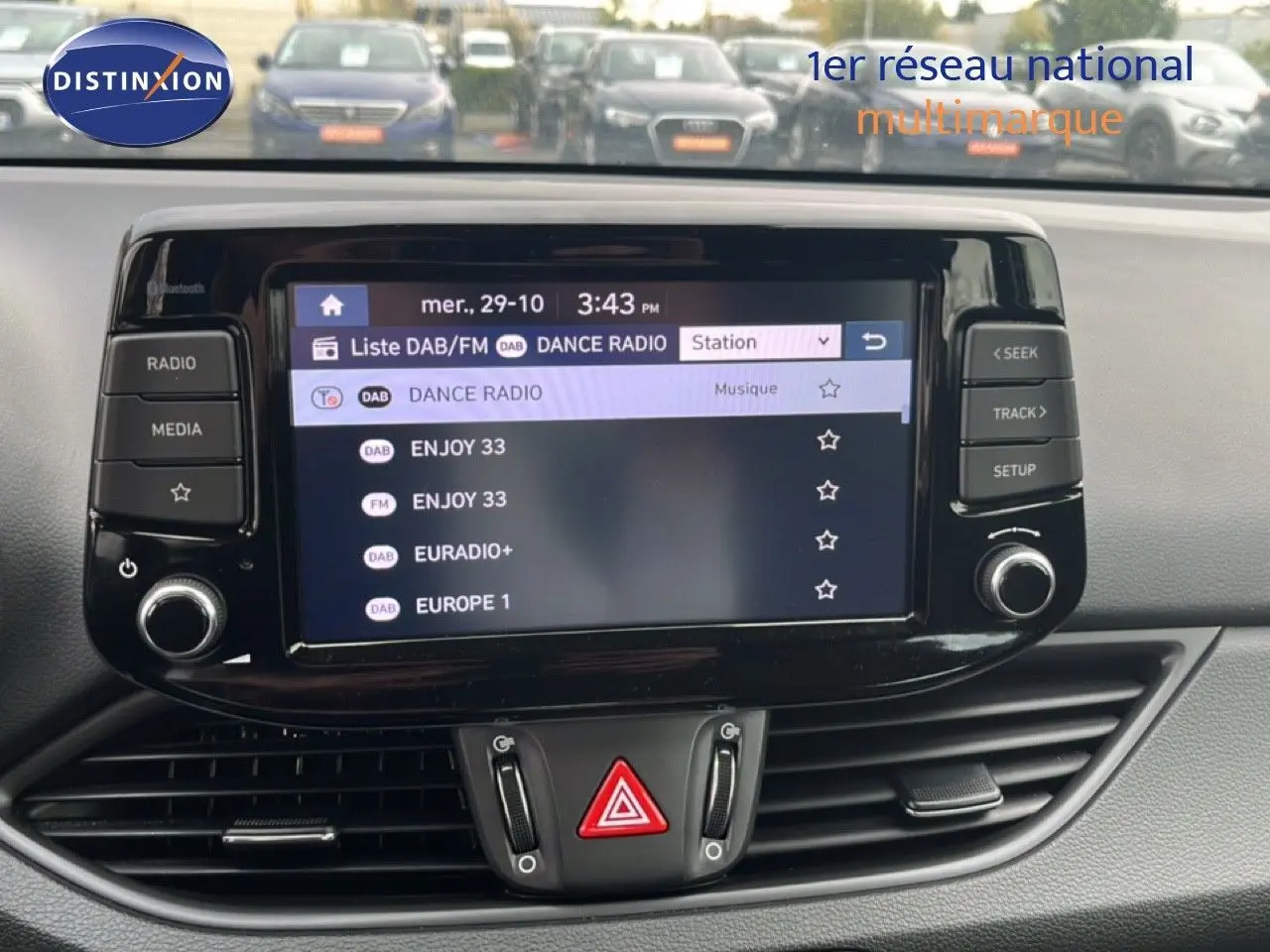 Vue rapprochée de l’écran multimédia central de la Hyundai i30 2023 avec interface radio DAB/FM affichée.
