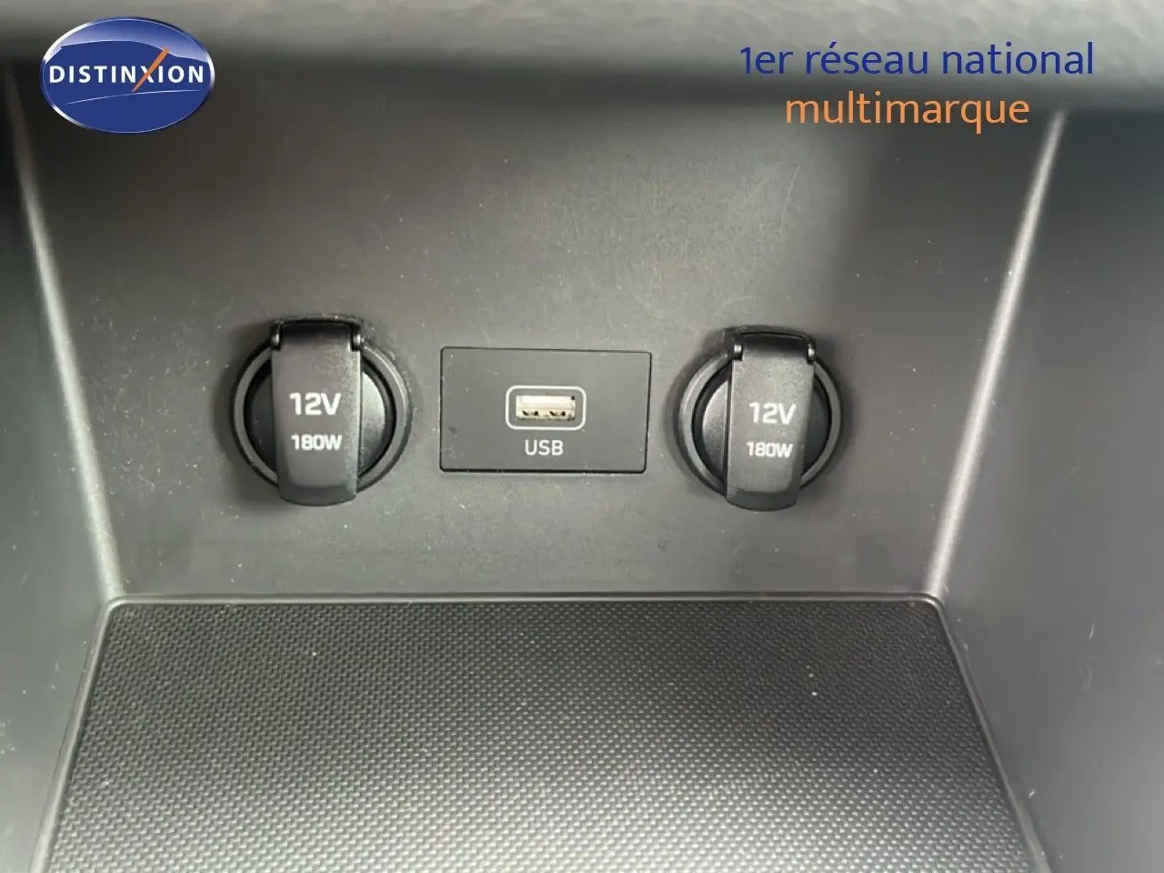 Prise USB et deux prises 12V 180W dans la console centrale d'une Hyundai i30 blanche nacrée 2023.
